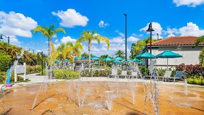 3 hồ bơi ngoài trời, dù/ô trên bãi biển/hồ bơi, ghế dài tắm nắng 