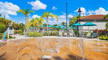 3 つの屋外プール、営業時間 9:00 ~ 22:30、プール パラソル、サンラウンジャー