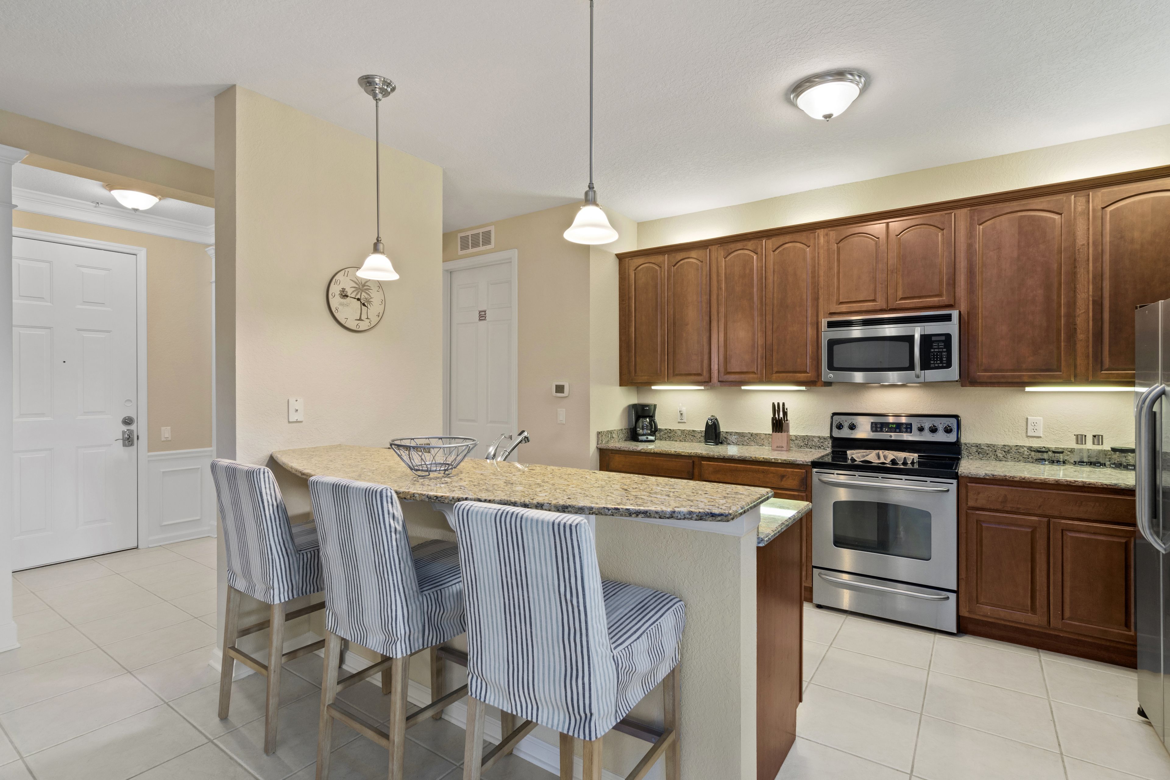 luxury apartment, 3 bedrooms, kitchen | private kitchen | fridge, microwave, oven, stovetop