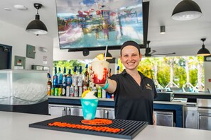 Bar au bord de la piscine