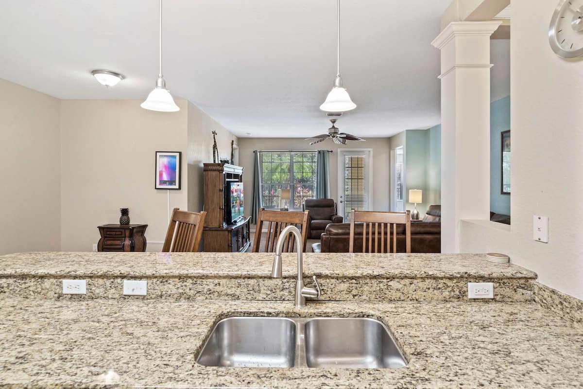 luxury apartment, 2 bedrooms, kitchen | private kitchen | fridge, microwave, oven, stovetop