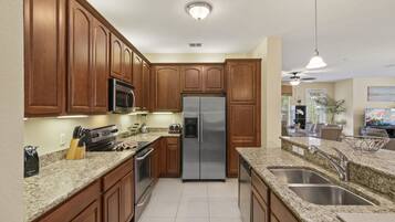 ラグジュアリー アパートメント 3 ベッドルーム キッチン | 専用キッチン | 冷蔵庫、電子レンジ、オーブン、コンロ