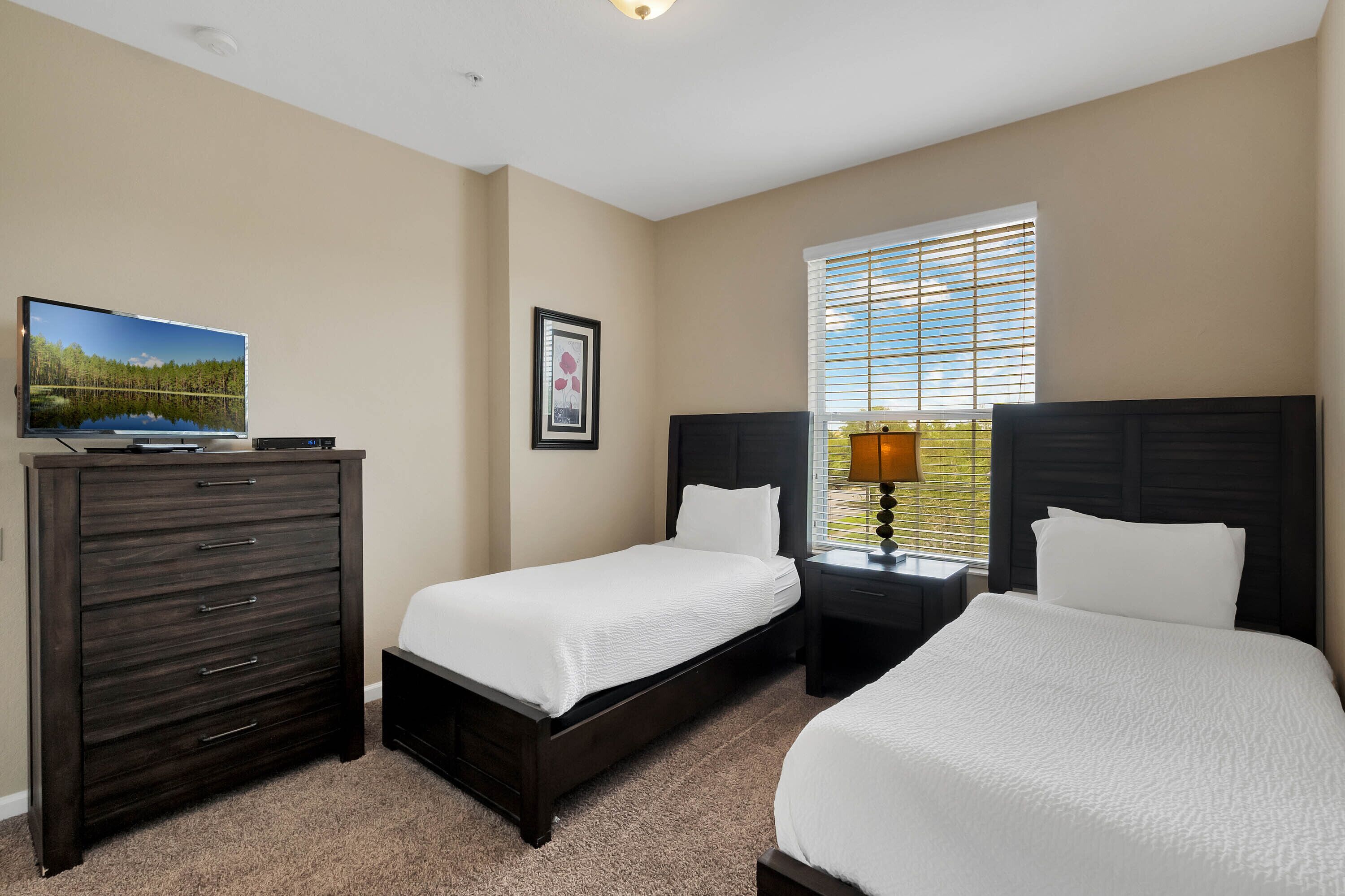 deluxe apartment, 3 bedrooms, kitchen | 3 bedrooms, individually decorated, individually furnished, desk