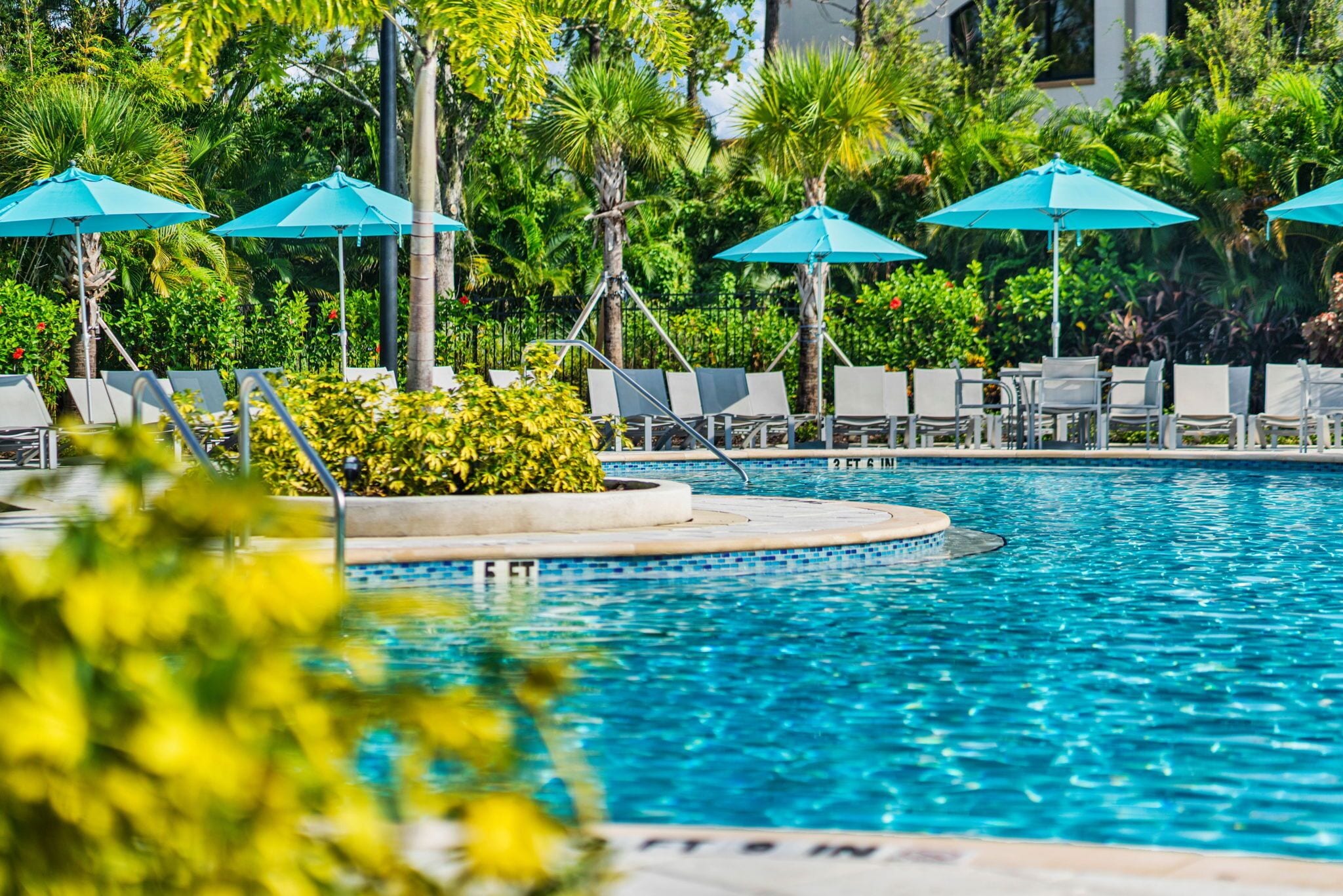 3 outdoor pools, open 9:00 am to 10:30 pm, pool umbrellas, pool loungers