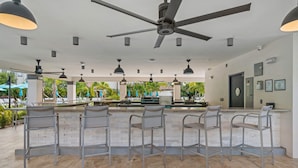 Quầy bar bên hồ bơi