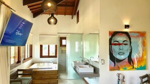 A modern bathroom with a large mirror, two sinks, and a wooden bench. - Pousada Abaré (Itacaré)