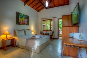 Deluxe Room, 1 Queen Bed | Minibar, individually decorated, individually furnished, desk - Pousada Abaré (Itacaré)