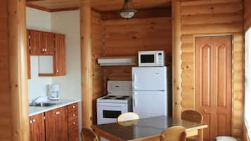 Chalet, 1 Bedroom with Queen Size Beds | Private kitchen
