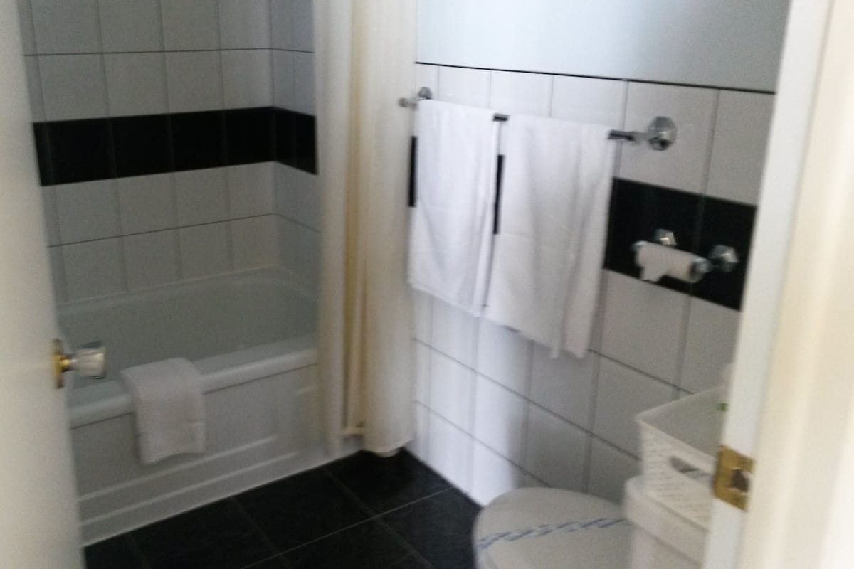 Standardzimmer, 2 Doppelbetten, Bergblick | Badezimmer | Haartrockner, Handtücher