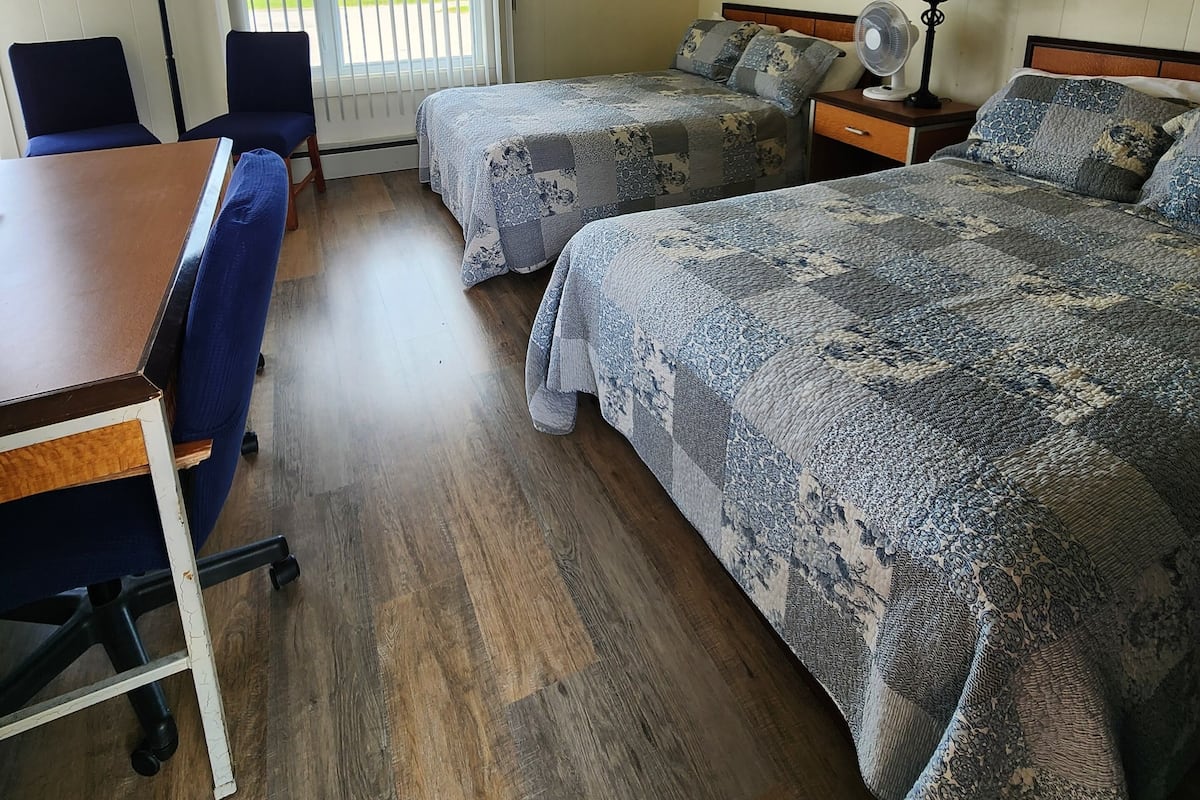 Standardzimmer, 2 Doppelbetten, Bergblick | Zustellbetten, kostenloses WLAN, Bettwäsche