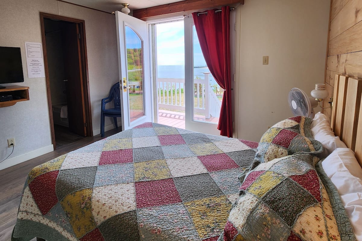 Standardzimmer, 1 Queen-Bett, Meerblick | Zustellbetten, kostenloses WLAN, Bettwäsche