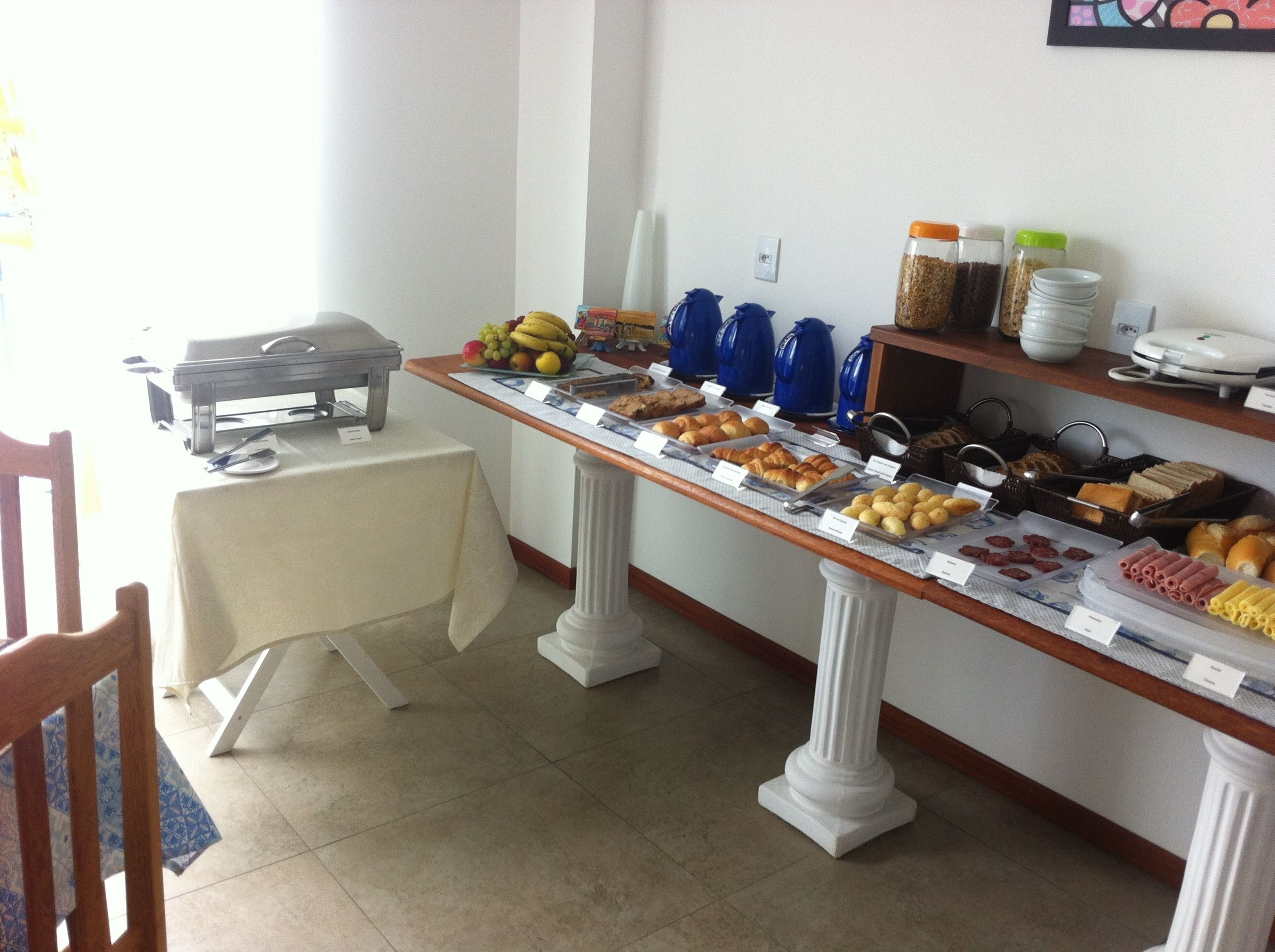 Een buffet met diverse gerechten en een koffiehoek.