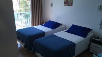 Tomannsrom | Minibar, safe på rommet, lydisolert og barnesenger