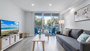 Apartamento de lujo, 3 habitaciones, balcón, vistas al parque | Sala de estar | Televisión de pantalla plana de 42 pulgadas con canales por cable