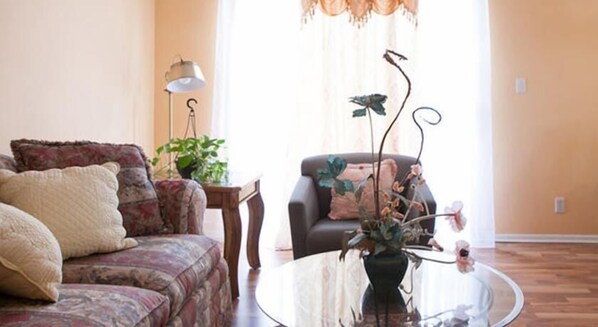 Standard House, 3 Bedrooms | Living room | Flat-screen TV - The Estela House (Indianapolis)