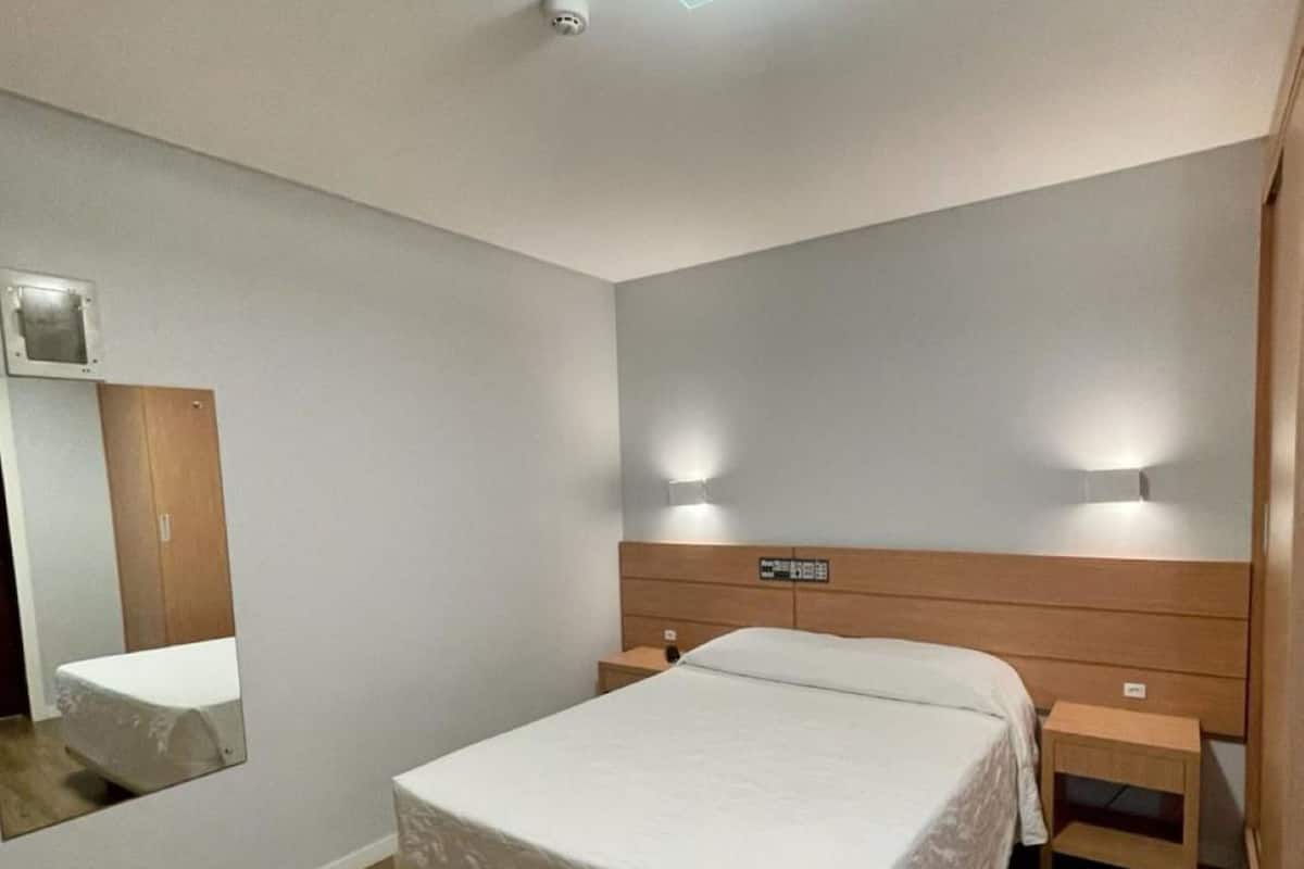 Dubbelrum eller tvåbäddsrum | Minibar, värdeförvaringsskåp på rummet och arbetsyta för laptop
