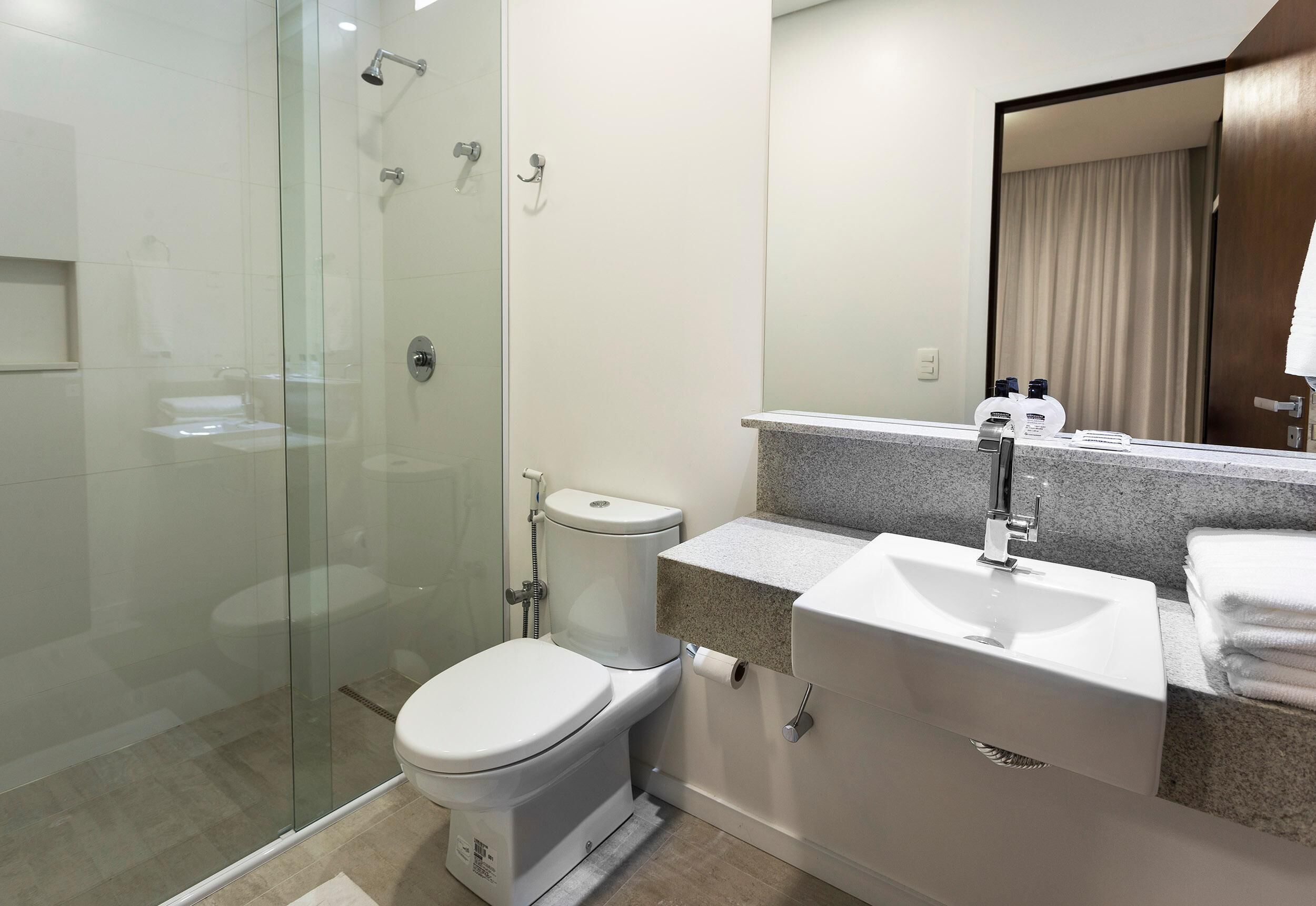 浴室 | 淋浴设施、吹风机、毛巾