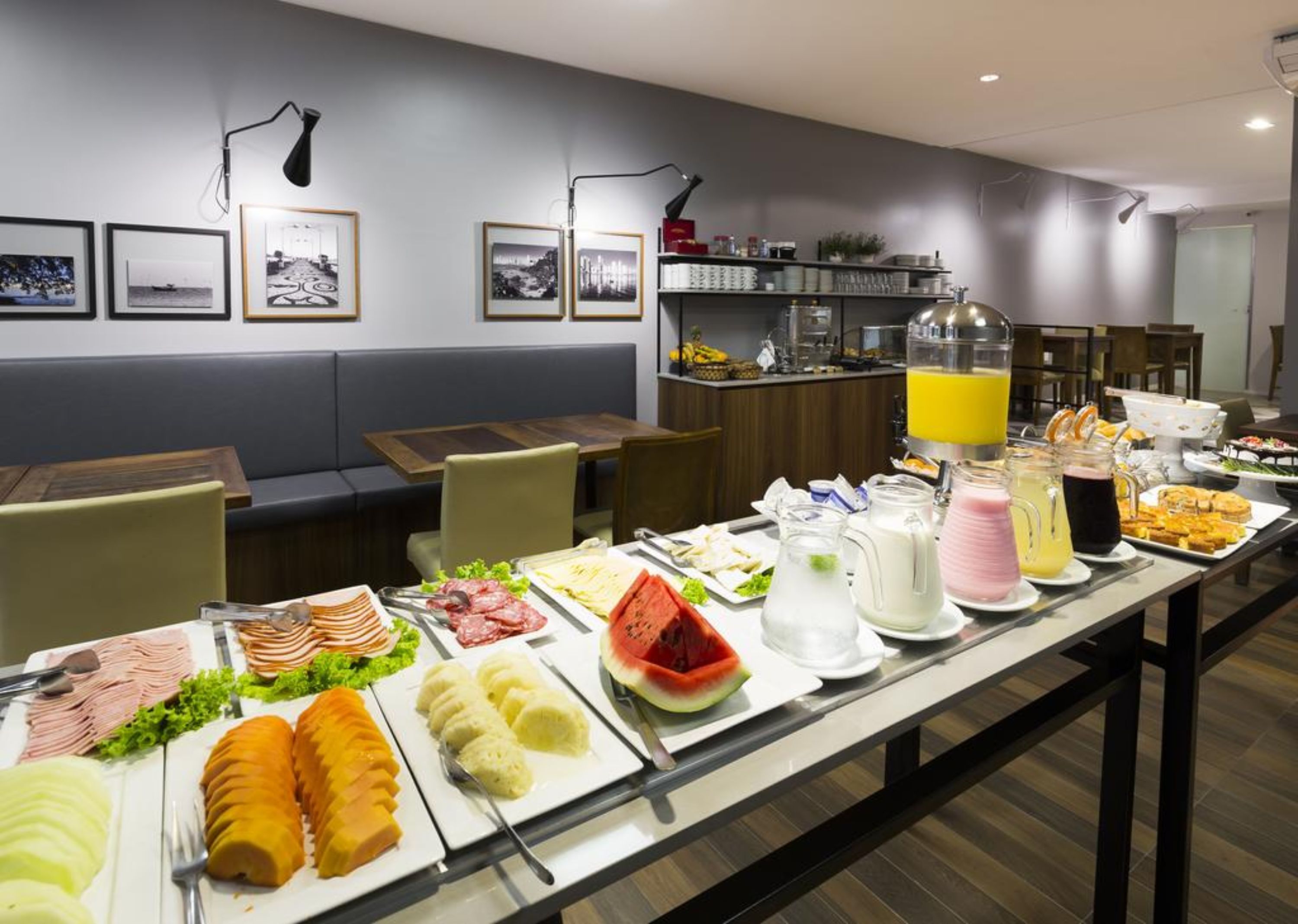 بوفيه فطور مجانًا يوميًا