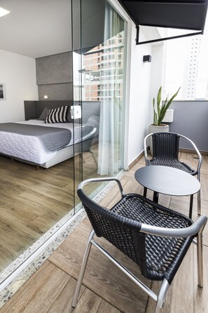 Habitación superior con 2 camas individuales | Minibar y caja de seguridad en la habitación 