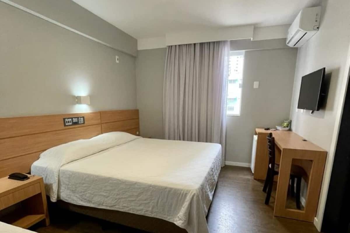 Trippelrum | Minibar, värdeförvaringsskåp på rummet och arbetsyta för laptop