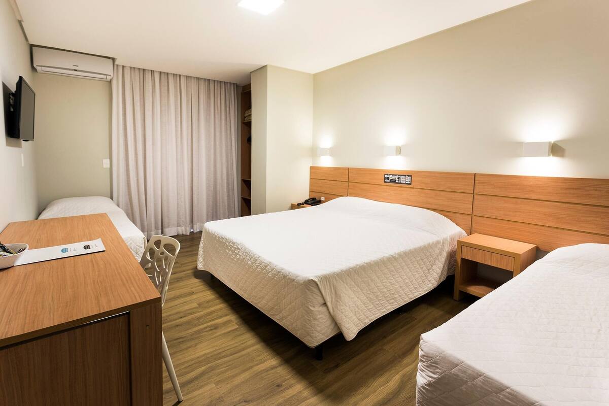 Frigobar, cofres nos quartos, espaço de trabalho para notebook