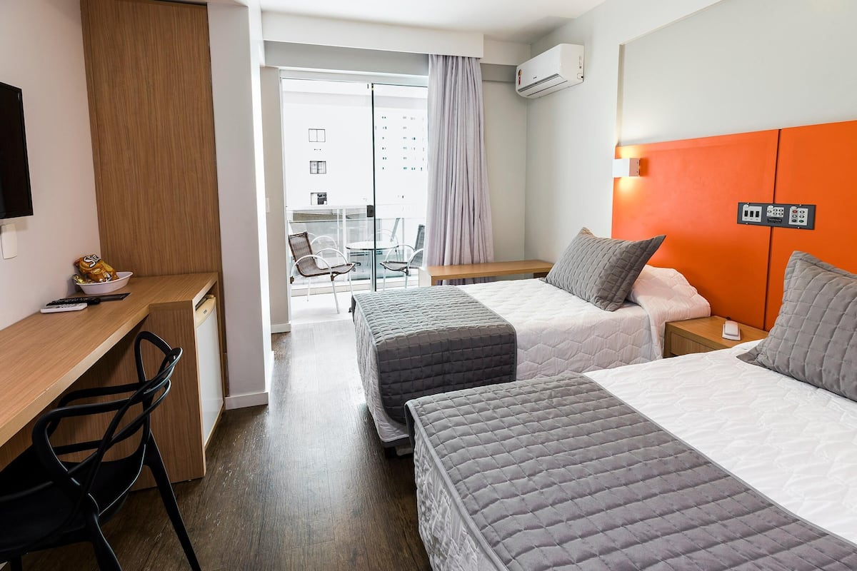 Minibar, värdeförvaringsskåp på rummet och arbetsyta för laptop