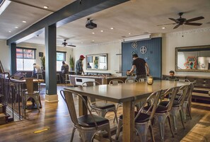 Lobby sitting area - Samesun Hollywood - Hostel (Los Angeles)