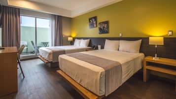 Quarto quádruplo superior, 2 camas de casal, para não fumantes | Roupas de cama premium, cofres nos quartos, cortinas blackout