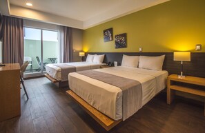 Ropa de cama de alta calidad y caja de seguridad en la habitación 