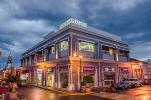 Fachada de la propiedad por la tarde o noche