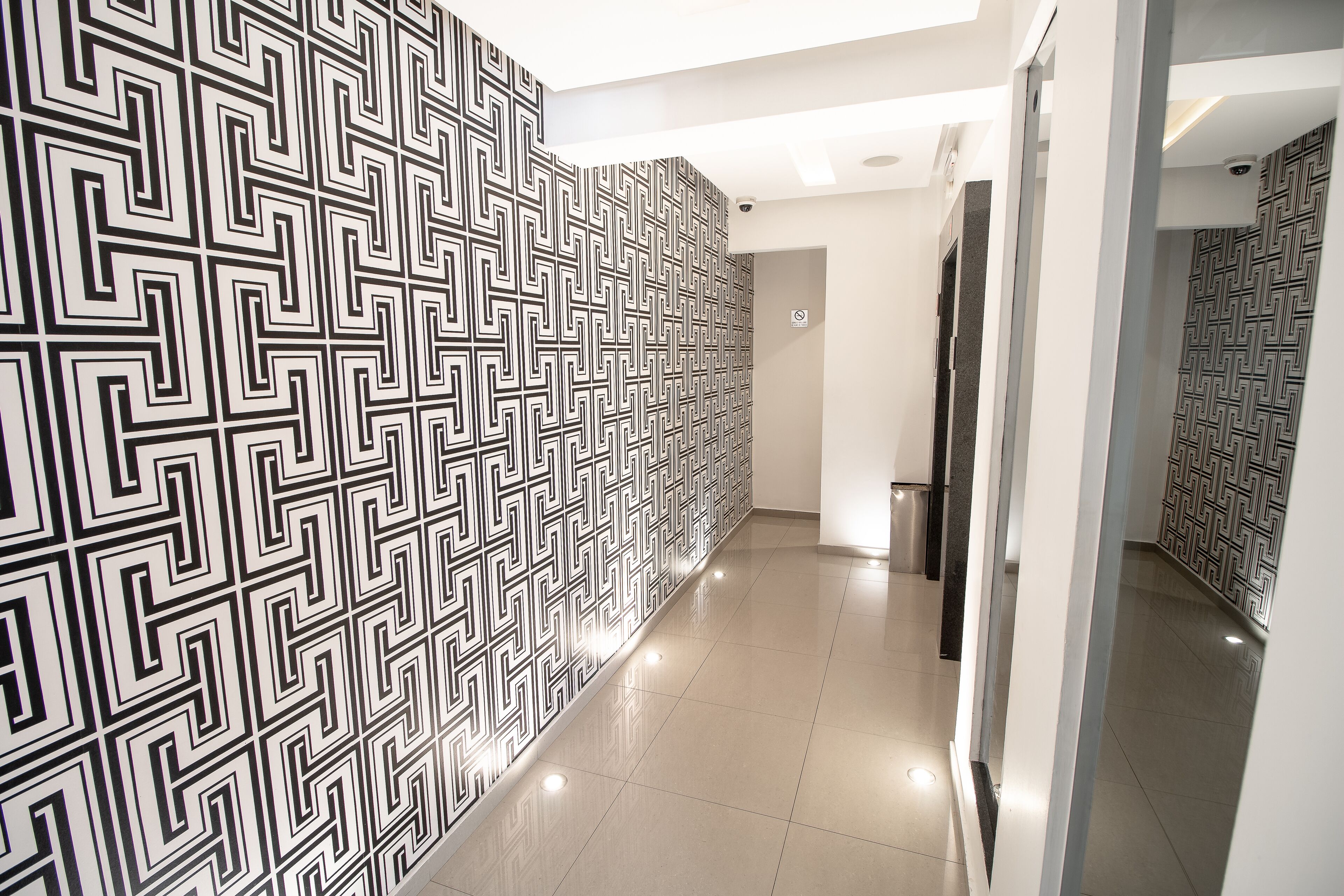 تلفزيون بشاشة مسطحة بحجم 32-بوصة يعرض قنوات فضائية، تلفزيون