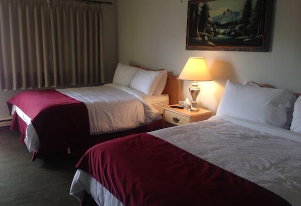 Standaard kamer, 2 queensize bedden, niet-roken | Een strijkplank/strijkijzer, gratis wifi, beddengoed