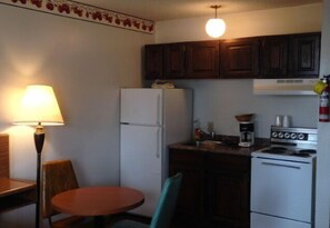 Kylskåp, mikrovågsugn och kaffe- och tebryggare
