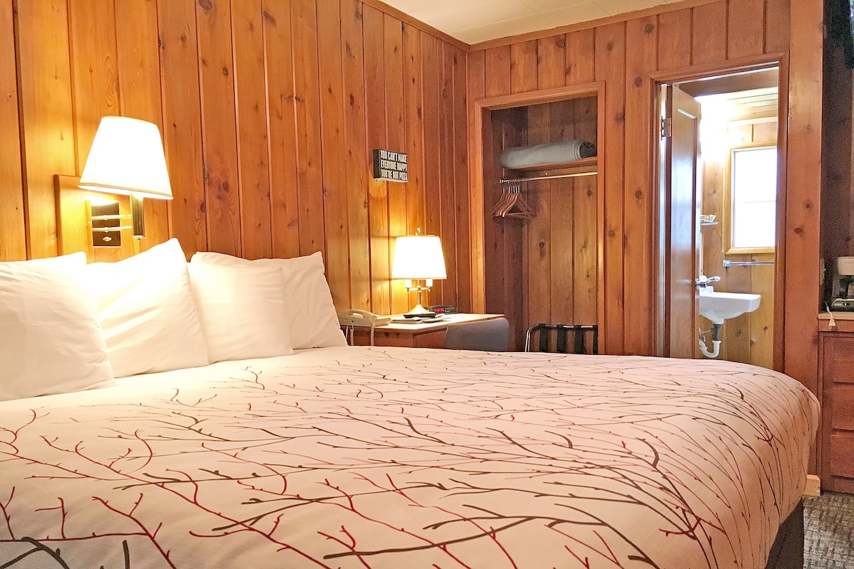 Economy kamer, 1 kingsize bed | 1 slaapkamer, luxe beddengoed, pillowtop-bedden, individueel gedecoreerd