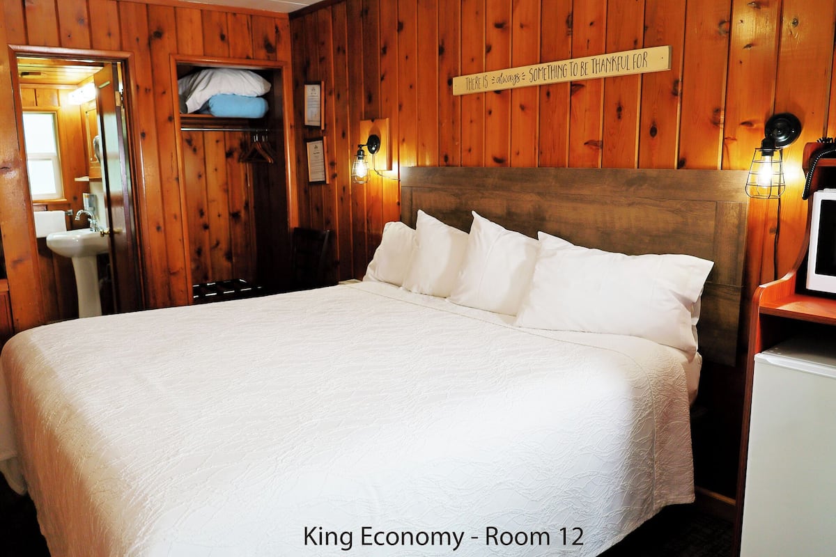 Economy Room, 1 King Bed | Premium bedding, pillowtop beds, individually decorated