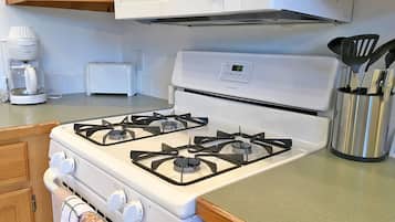 Cabaña familiar, 2 habitaciones, cocina | Cocina privada | Frigorífico, microondas, cafetera o tetera y congelador