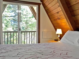 Cabaña clásica, 2 habitaciones | Ropa de cama de alta calidad y colchones con acolchado adicional