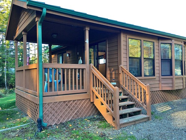 Family Cabin, 2 Bedrooms, Kitchen | Living area | Flat-screen TV - Park Motel and Cabins (Florence)