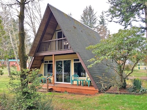 A small, A-frame cabin with a balcony and a porch area. - Park Motel and Cabins (Florence)