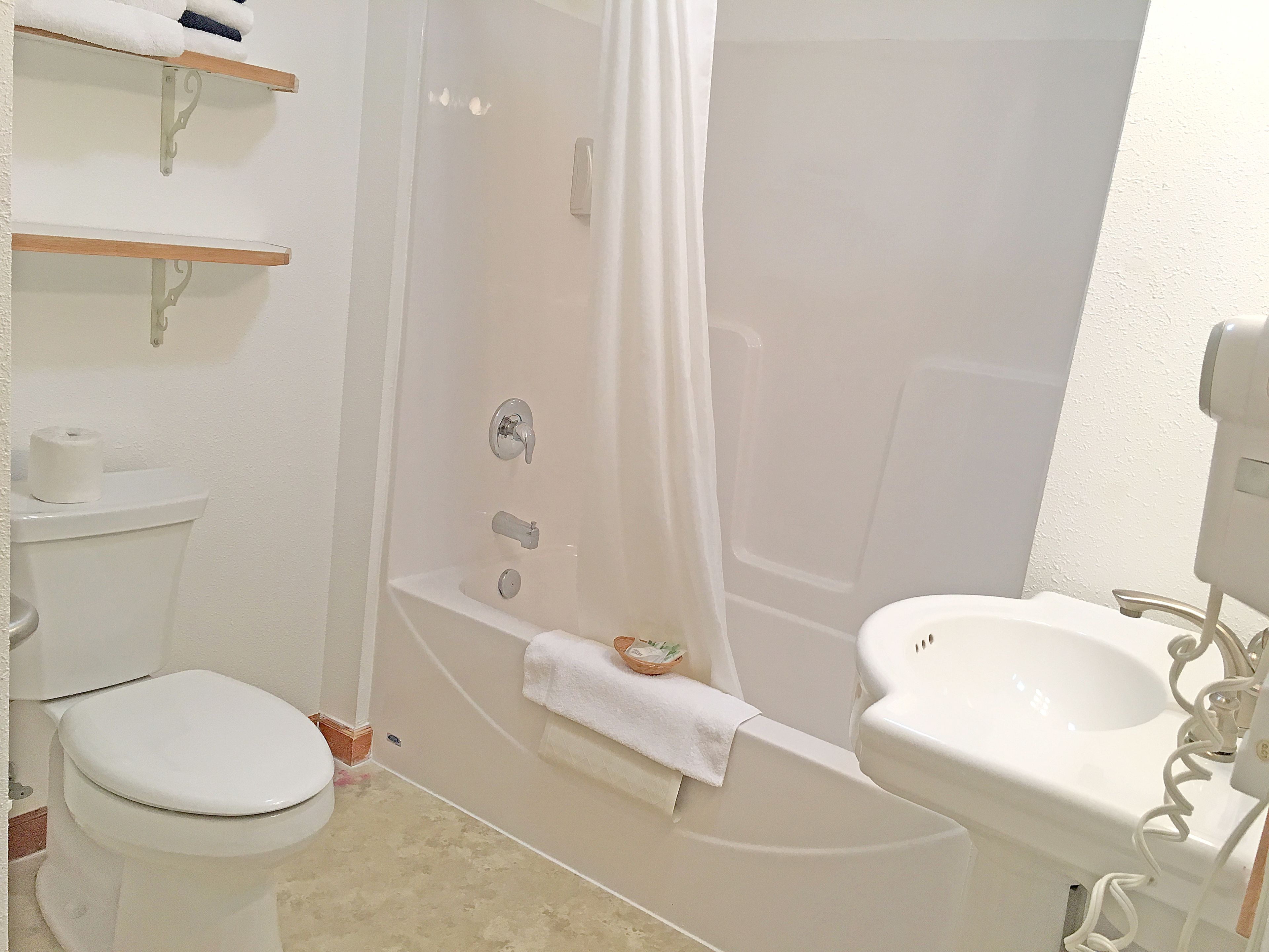 Ein Badezimmer mit Toilette, einer Badewanne und einem Waschbecken.