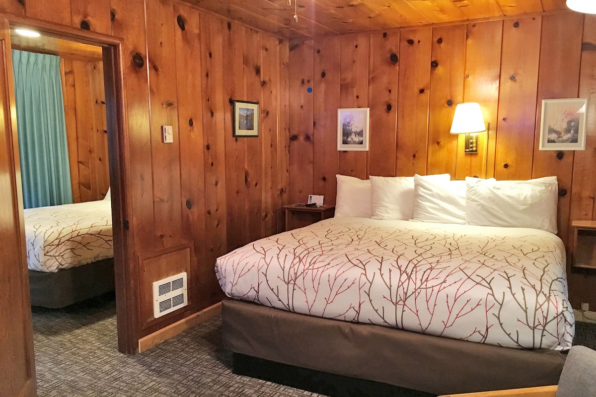 Standaard vierpersoonskamer, meerdere bedden | 1 slaapkamer, luxe beddengoed, pillowtop-bedden, individueel gedecoreerd
