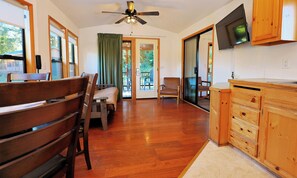 Family Cabin, 2 Bedrooms, Kitchen | Living area | Flat-screen TV - Park Motel and Cabins (Florence)