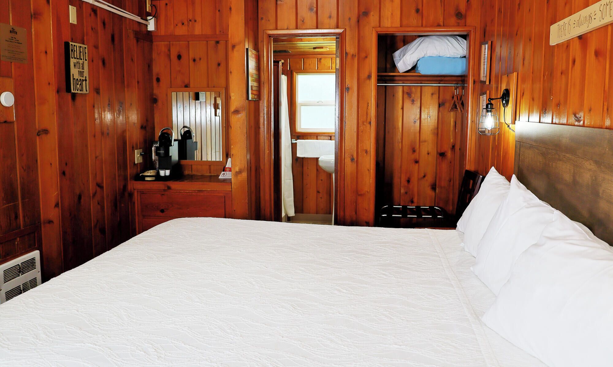 ห้องอีโคโนมี, เตียงคิงไซส์ 1 เตียง | เครื่องนอนระดับพรีเมียม, เตียงพร้อมฟูกเสริมที่นอน