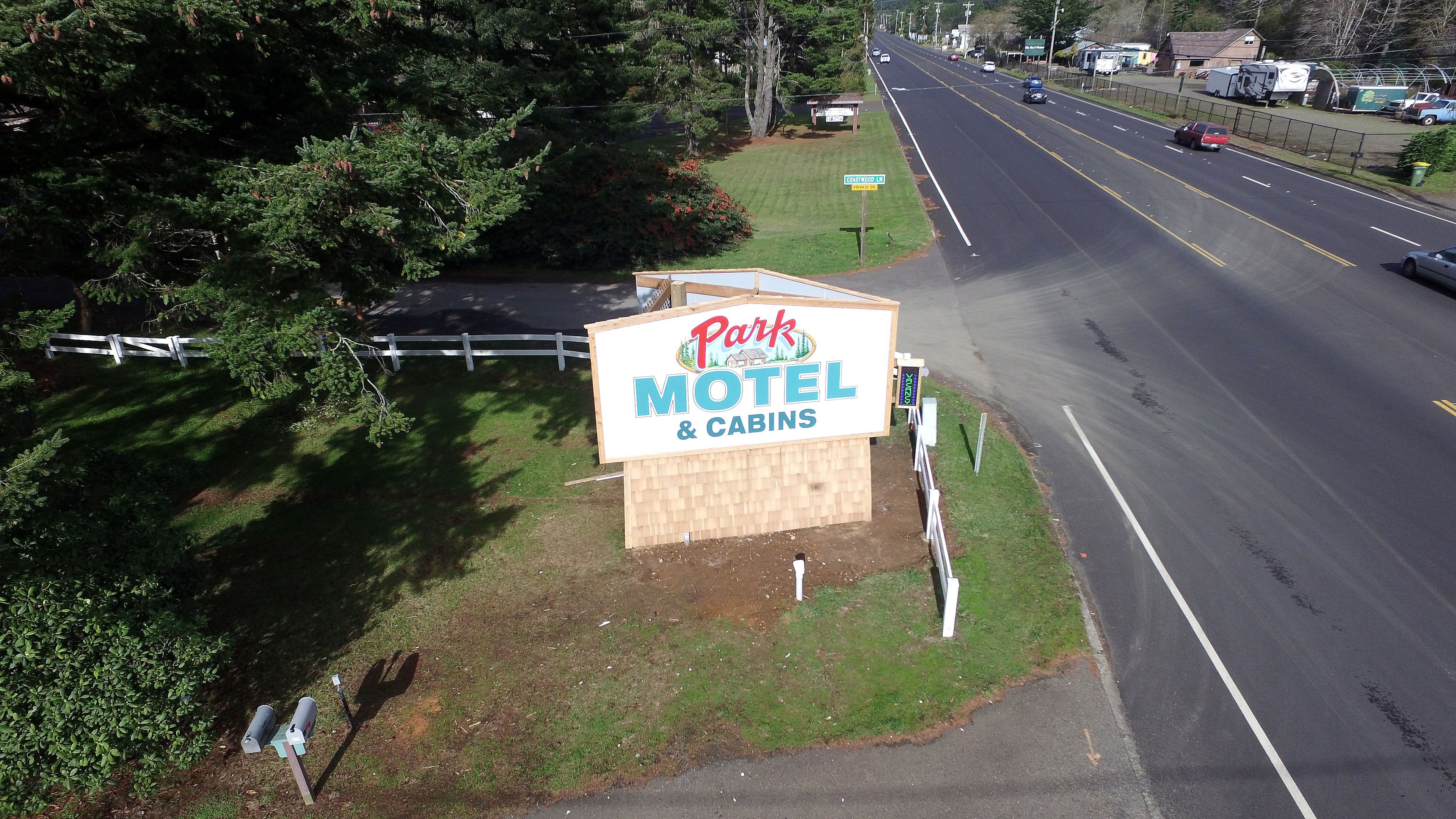 Placa de motel com estrutura de madeira e painel.