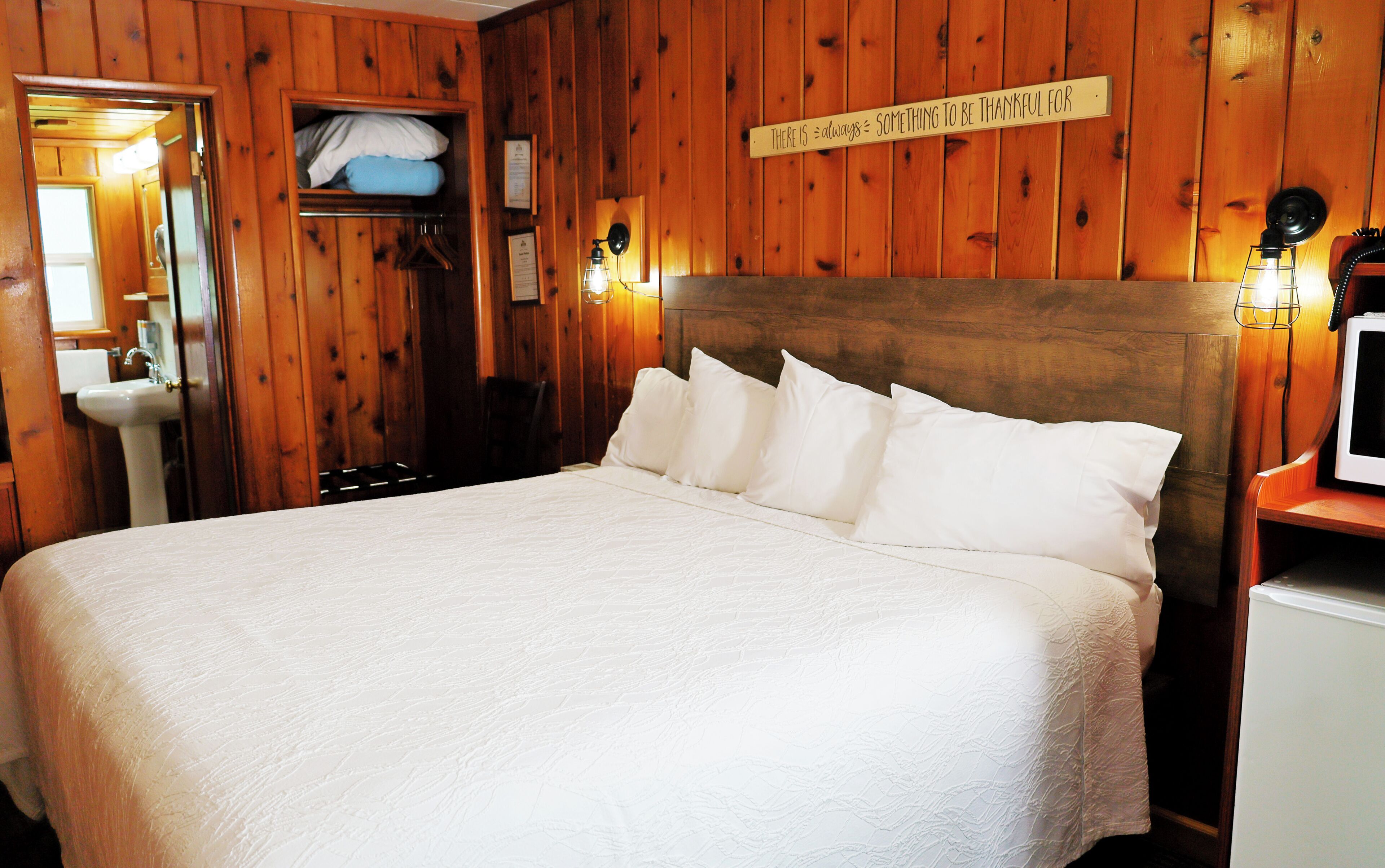 Economy Room, 1 King Bed | Premium bedding, pillowtop beds, individually decorated