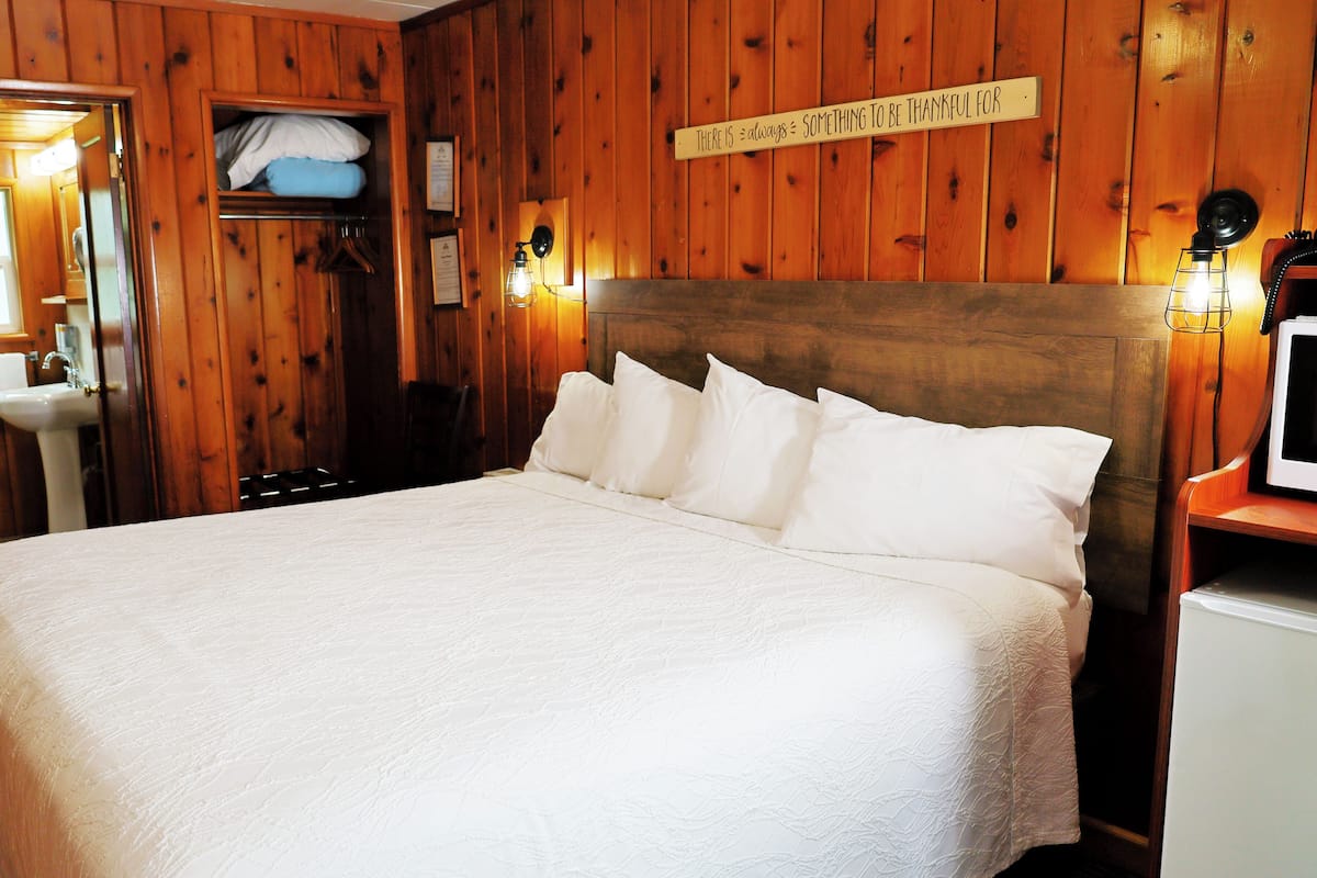 Økonomirom, 1 kingsize-seng | Sengetøy av topp kvalitet og senger med overmadrass