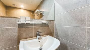 Camera Standard con 2 letti singoli | Bagno | Asciugacapelli, accappatoio, pavimenti riscaldati, asciugamani