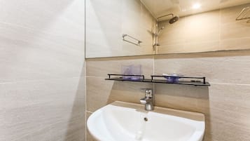 Standaard tweepersoonskamer, uitzicht op zee | Badkamer | Een haardroger, badjassen, vloerverwarming, handdoeken