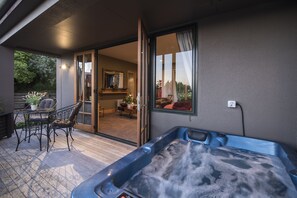 Phòng Suite Cao cấp, 1 giường cỡ king, quang cảnh hồ, khu vực sân vườn | Bộ trải giường bằng vải cotton Ai Cập, bộ đồ giường cao cấp, minibar 