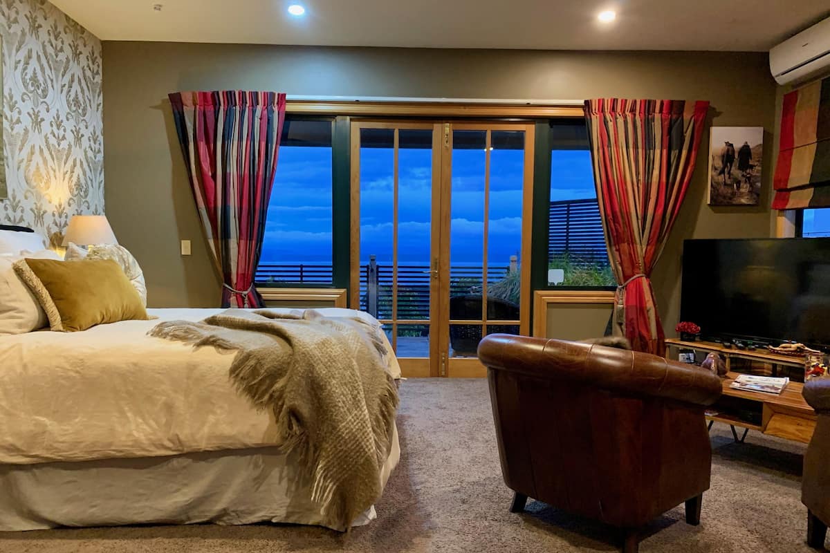 Luxury Suite with Lake View | Egyptian cotton sheets, premium bedding, minibar, rollaway beds